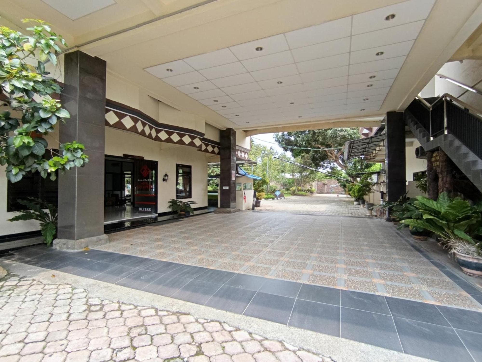 Gita Puri Redpartner Blitar Hotel Luaran gambar